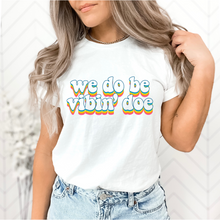 Load image into Gallery viewer, WE DO BE VIBIN&#39; DOE TEE